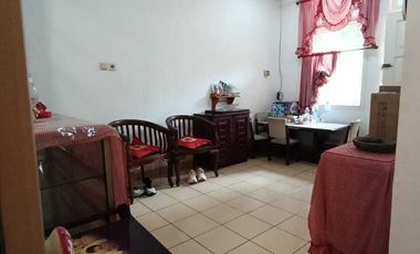 Dijual Rumah Hoek Depan Taman, Semi Furnish di Taman Kedoya