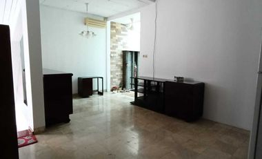 Dijual Rumah Hoek Depan Taman, Semi Furnish di Taman Kedoya