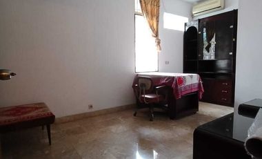 Dijual Rumah Hoek Depan Taman, Semi Furnish di Taman Kedoya