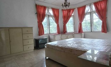Dijual Rumah Hoek Depan Taman, Semi Furnish di Taman Kedoya