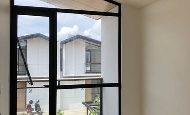 DISEWAKAN rumah 2 lantai di Cendana Icon Estate karawaci