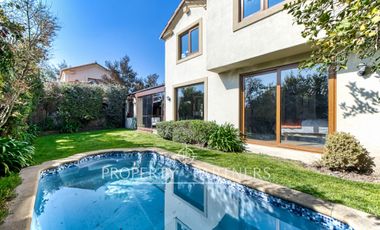 Venta de hermosa y cómoda casa en exclusivo condominio de Peñalolén