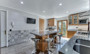 Venta de hermosa y cómoda casa en exclusivo condominio de Peñalolén