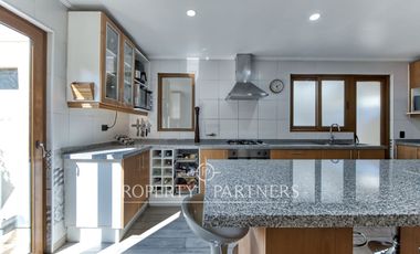 Venta de hermosa y cómoda casa en exclusivo condominio de Peñalolén