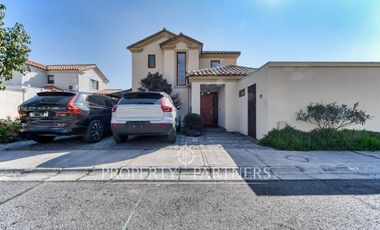Venta de hermosa y cómoda casa en exclusivo condominio de Peñalolén