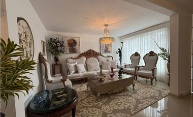 Casa comercial en arriendo sector Laureles con amplios espacios