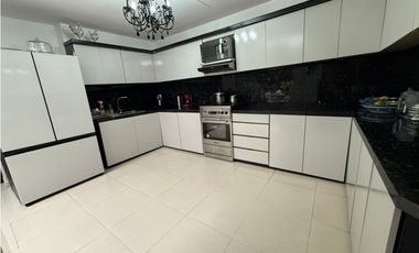 Casa comercial en arriendo sector Laureles con amplios espacios