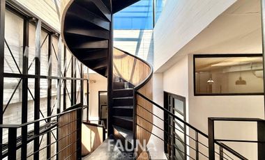 Exclusiva oficina de 3 pisos en Providencia