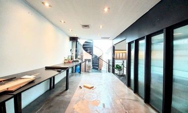 Exclusiva oficina de 3 pisos en Providencia