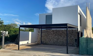 CASA EN VENTA DE TRES RECAMARAS EN PRIVADA TAMORA , CONKAL.