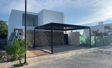 CASA EN VENTA DE TRES RECAMARAS EN PRIVADA TAMORA , CONKAL.