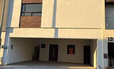 CASA EN VENTA EN CUMBRES SANTORAL II / DOMINIO CUMBRES