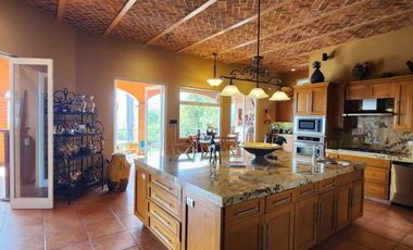 Hermosa Casa en Venta en Ajijic Chapala con Alberca