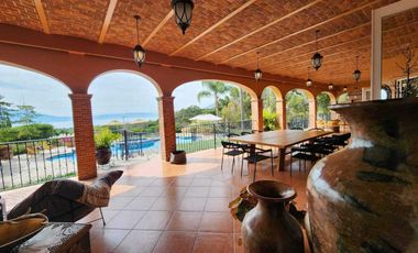 Hermosa Casa en Venta en Ajijic Chapala con Alberca
