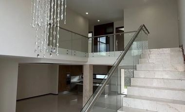 Residencia de lujo en Villa Verona, Zapopan – diseño moderno y espacios amplios