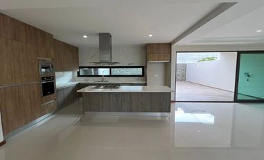 Residencia de lujo en Villa Verona, Zapopan – diseño moderno y espacios amplios