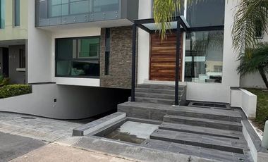 Residencia de lujo en Villa Verona, Zapopan – diseño moderno y espacios amplios