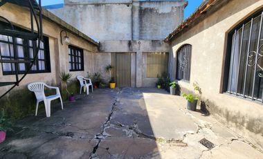 AMPLIA CASA AL FRENTE, DOBLE INGRESO. BARRIO MATHEU