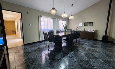 AMPLIA CASA AL FRENTE, DOBLE INGRESO. BARRIO MATHEU