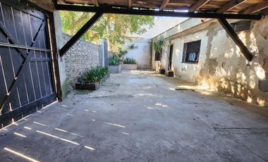 AMPLIA CASA AL FRENTE, DOBLE INGRESO. BARRIO MATHEU