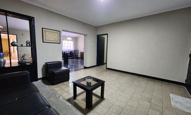 AMPLIA CASA AL FRENTE, DOBLE INGRESO. BARRIO MATHEU