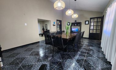 AMPLIA CASA AL FRENTE, DOBLE INGRESO. BARRIO MATHEU