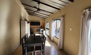 AMPLIA CASA AL FRENTE, DOBLE INGRESO. BARRIO MATHEU