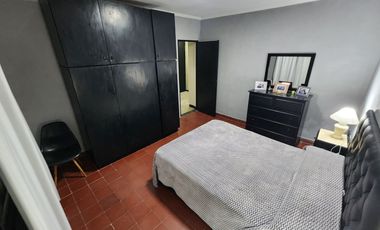 AMPLIA CASA AL FRENTE, DOBLE INGRESO. BARRIO MATHEU