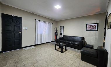 AMPLIA CASA AL FRENTE, DOBLE INGRESO. BARRIO MATHEU