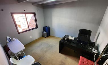 AMPLIA CASA AL FRENTE, DOBLE INGRESO. BARRIO MATHEU