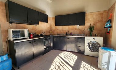 AMPLIA CASA AL FRENTE, DOBLE INGRESO. BARRIO MATHEU