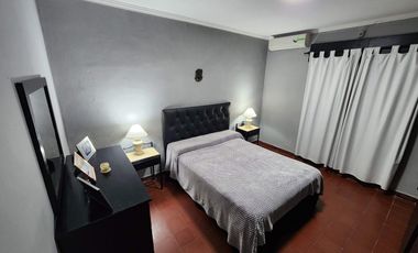 AMPLIA CASA AL FRENTE, DOBLE INGRESO. BARRIO MATHEU