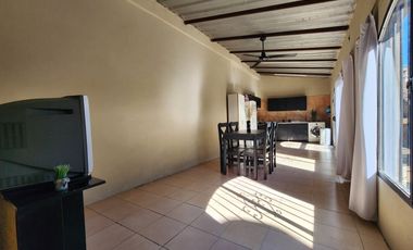 AMPLIA CASA AL FRENTE, DOBLE INGRESO. BARRIO MATHEU