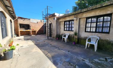 AMPLIA CASA AL FRENTE, DOBLE INGRESO. BARRIO MATHEU