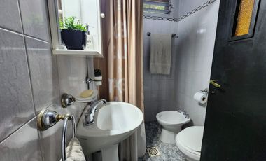 AMPLIA CASA AL FRENTE, DOBLE INGRESO. BARRIO MATHEU