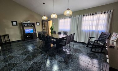 AMPLIA CASA AL FRENTE, DOBLE INGRESO. BARRIO MATHEU