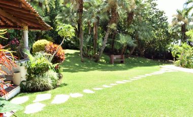 Casa con amplio jardín, alberca con jacuzzi, terrazas con hermosa vista en Fracc. Hacienda San Gaspar Jiutepec Morelos