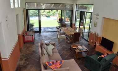 Casa con amplio jardín, alberca con jacuzzi, terrazas con hermosa vista en Fracc. Hacienda San Gaspar Jiutepec Morelos