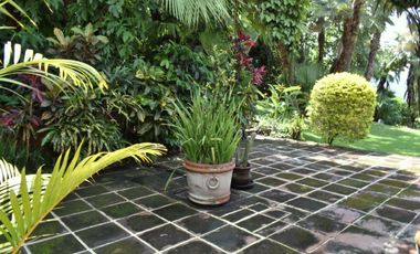 Casa con amplio jardín, alberca con jacuzzi, terrazas con hermosa vista en Fracc. Hacienda San Gaspar Jiutepec Morelos