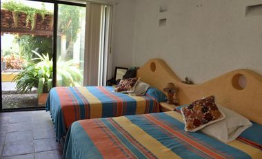 Casa con amplio jardín, alberca con jacuzzi, terrazas con hermosa vista en Fracc. Hacienda San Gaspar Jiutepec Morelos