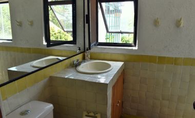 Casa con amplio jardín, alberca con jacuzzi, terrazas con hermosa vista en Fracc. Hacienda San Gaspar Jiutepec Morelos