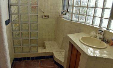 Casa con amplio jardín, alberca con jacuzzi, terrazas con hermosa vista en Fracc. Hacienda San Gaspar Jiutepec Morelos