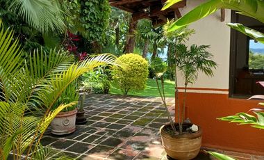 Casa con amplio jardín, alberca con jacuzzi, terrazas con hermosa vista en Fracc. Hacienda San Gaspar Jiutepec Morelos