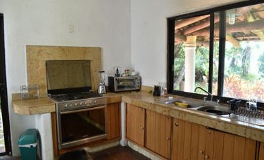 Casa con amplio jardín, alberca con jacuzzi, terrazas con hermosa vista en Fracc. Hacienda San Gaspar Jiutepec Morelos