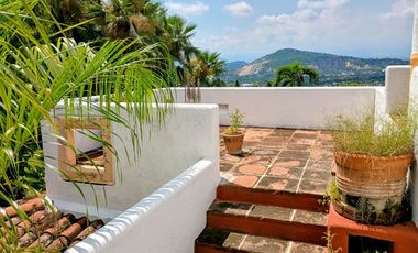 Casa con amplio jardín, alberca con jacuzzi, terrazas con hermosa vista en Fracc. Hacienda San Gaspar Jiutepec Morelos