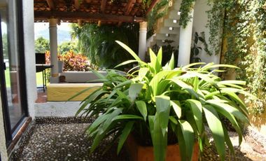 Casa con amplio jardín, alberca con jacuzzi, terrazas con hermosa vista en Fracc. Hacienda San Gaspar Jiutepec Morelos