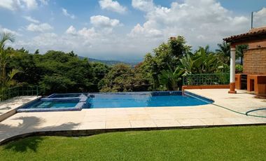 Casa con amplio jardín, alberca con jacuzzi, terrazas con hermosa vista en Fracc. Hacienda San Gaspar Jiutepec Morelos