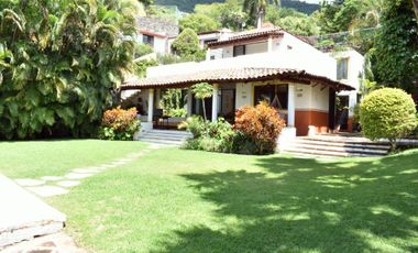 Casa con amplio jardín, alberca con jacuzzi, terrazas con hermosa vista en Fracc. Hacienda San Gaspar Jiutepec Morelos