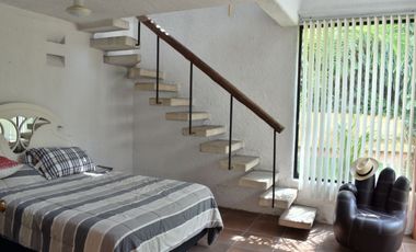 Casa con amplio jardín, alberca con jacuzzi, terrazas con hermosa vista en Fracc. Hacienda San Gaspar Jiutepec Morelos