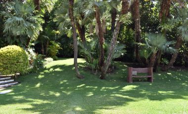 Casa con amplio jardín, alberca con jacuzzi, terrazas con hermosa vista en Fracc. Hacienda San Gaspar Jiutepec Morelos